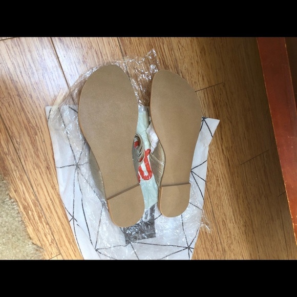 Brand New ecs  sandals 9 gold small heel - Picture 6 of 7